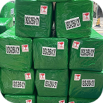 Большой синий цилиндр на газоне