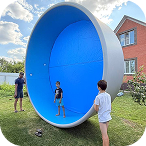 Круглый бассейн с синей водой